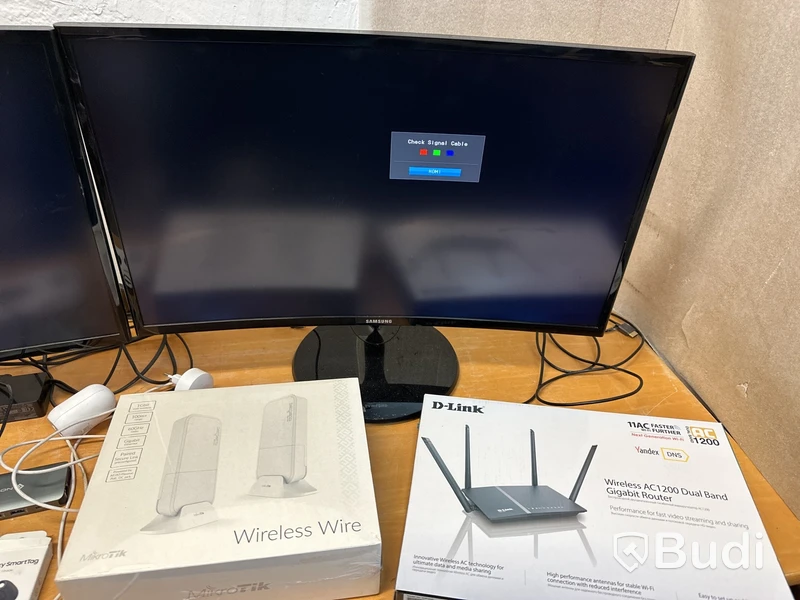 2 st Datorskärmar, router m.m.