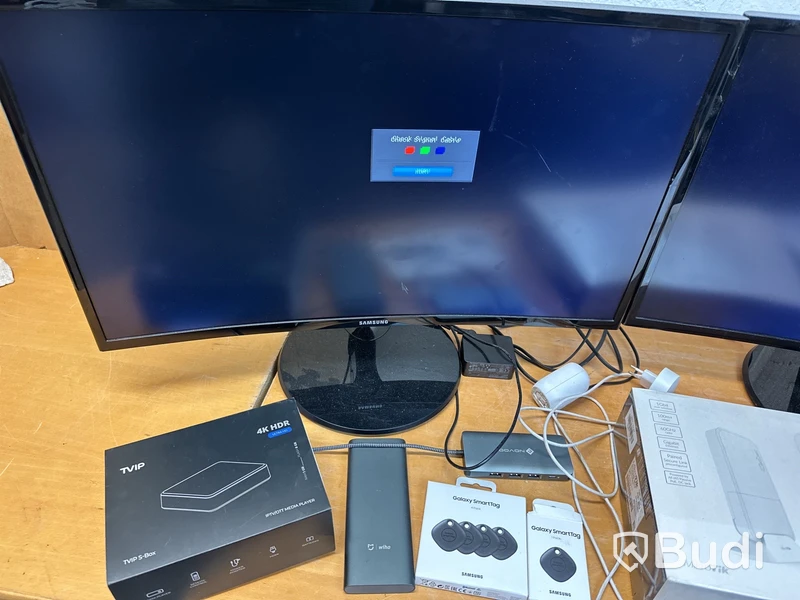 2 st Datorskärmar, router m.m.