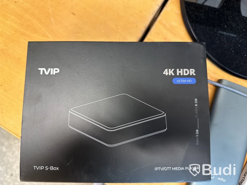 2 st Datorskärmar, router m.m.