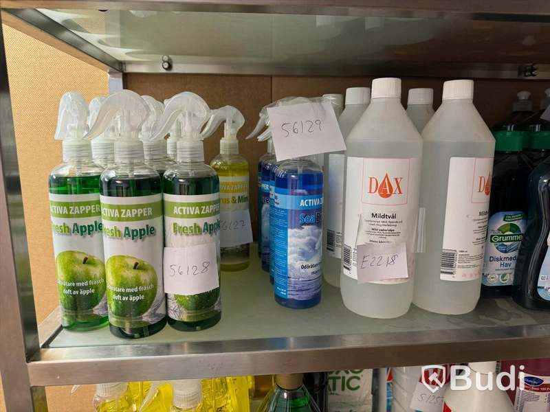 Varulager med diverse kemprodukter, desinfektion samt steril-utrustning