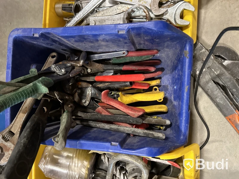 Diverse verktyg i plastlådor