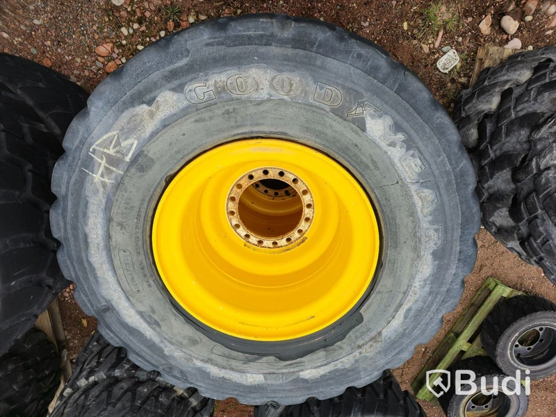 4 st. däck med fälg GOODYEAR GP-30 Unisteel.