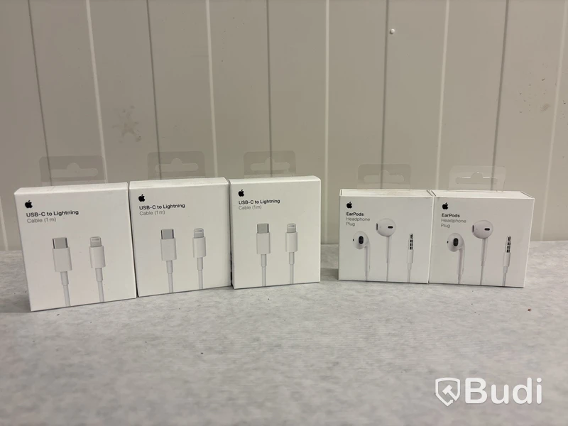 Apple EarPods & USB-C to Lightningkablar