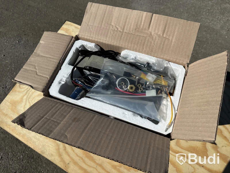 Sidomonterad reglagebox med trim, Mercury 4000 GEN 2, ny i kartong. Ordinarie nypris cirka 3000 kr.