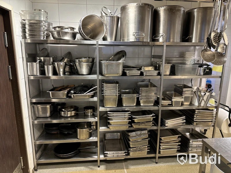 Hylla med diverse kantiner i rostfritt