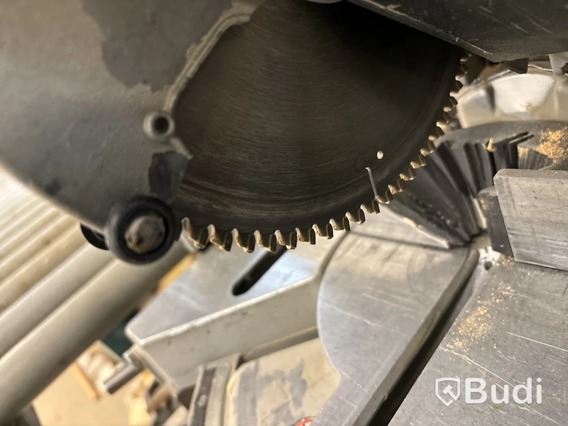 Kap- & gersåg med rullbana & dammsugare