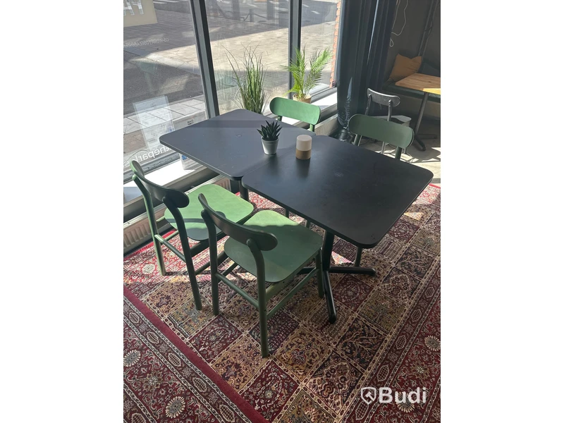 2 st. Cafébord samt 4 st. Stolar