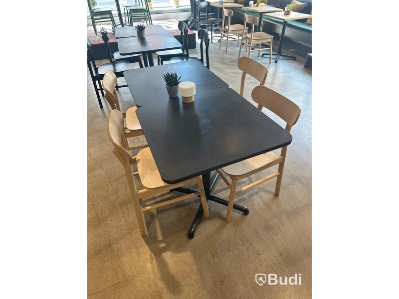 2 st. Cafébord samt 4 st. Stolar
