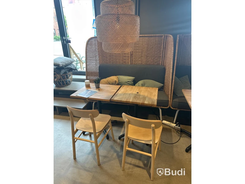 2 st. Cafébord, 2 st. Stolar, taklampa samt soffa