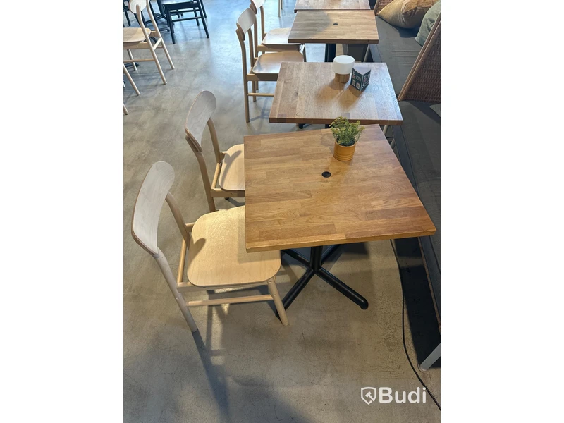 2 st. Cafébord, 2 st. Stolar, taklampa samt soffa