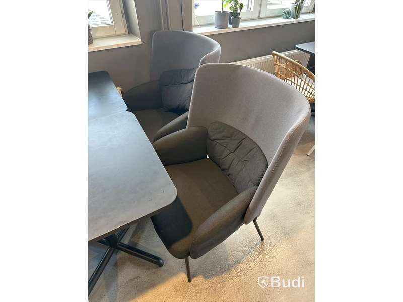 4 st. Fåtöljer samt 2 st. cafébord