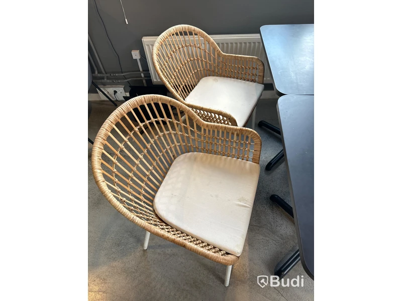 2 st. Cafébord, 2 st. Stolar, taklampa samt soffa