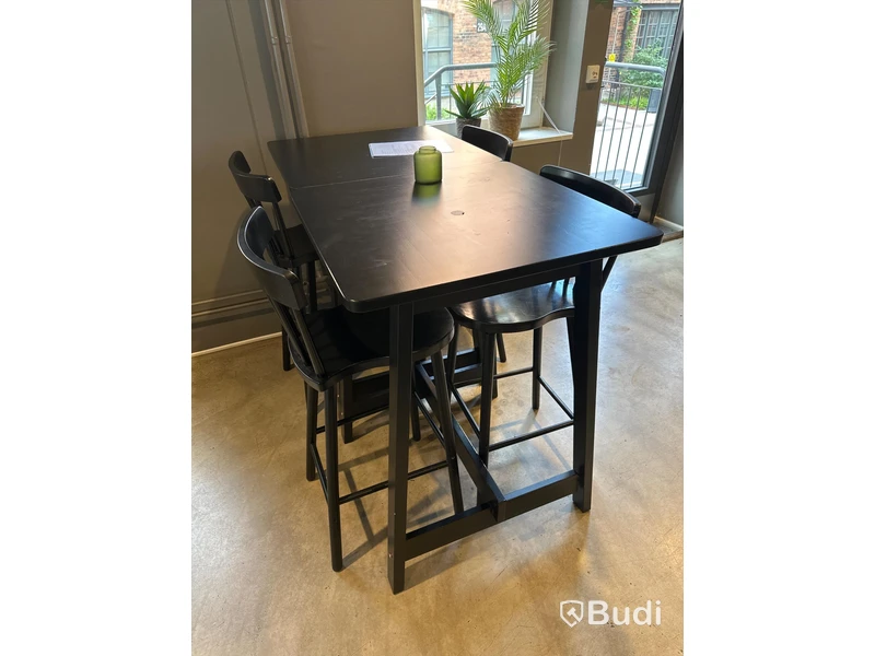2 st. Höga cafébord samt 4 st. Stolar