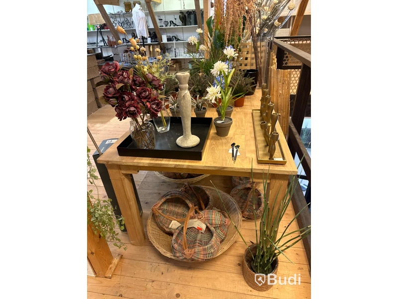Parti med diverse plastblommor och korgar samt bord