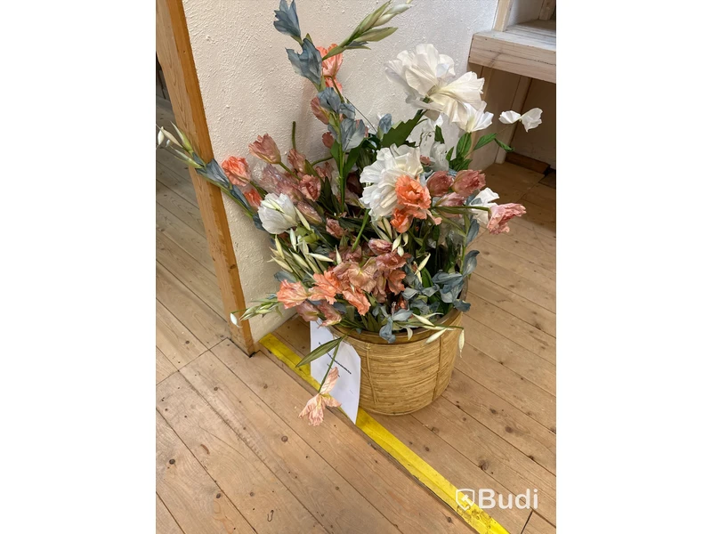 Parti med plastblommor