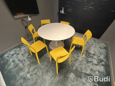 Bord, 6 st stolar, 1 st tavla och 2 st griffeltavlor