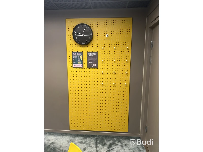 Bord, 6 st stolar, 1 griffeltavla och 1 gul tavla