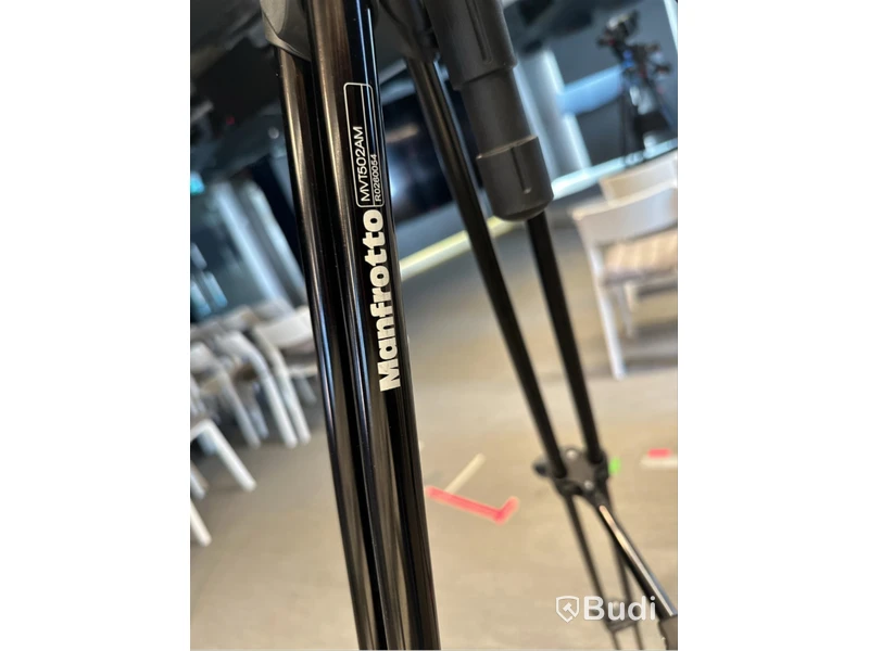 Kamera blackmagic design med stativ Manfrotto samt kameralins Lumix 12-35 mm