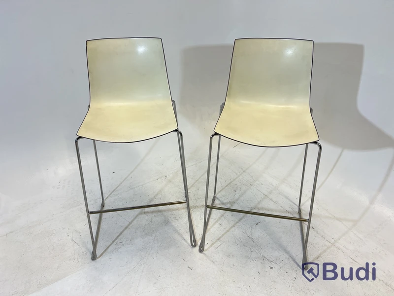 2 st. Barstolar Arper Catifa 46, vita