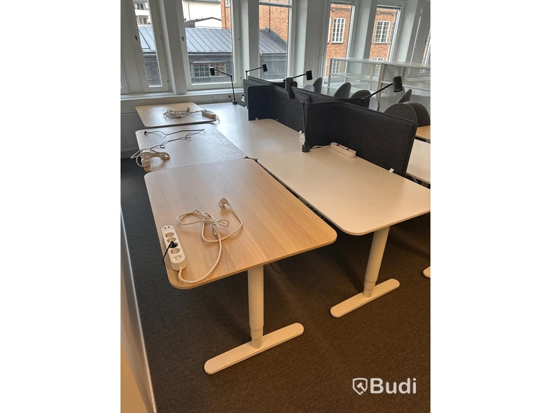 10 st. Höj och sänkbara skrivbord samt 8 st. Kontorsstolar
