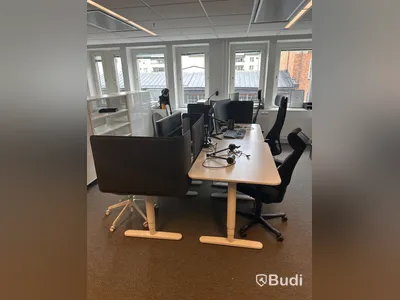 6 st. Höj och sänkbara skrivbord samt 6 st. Kontorsstolar
