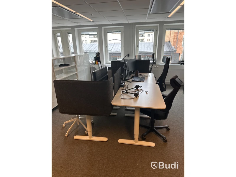 6 st. Höj och sänkbara skrivbord samt 6 st. Kontorsstolar