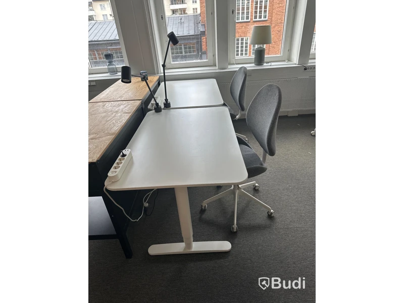 2 st. Höj och sänkbara skrivbord samt 2 st. Kontorsstolar