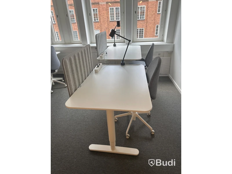 2 st. Höj och sänkbara skrivbord samt 2 st. Kontorsstolar