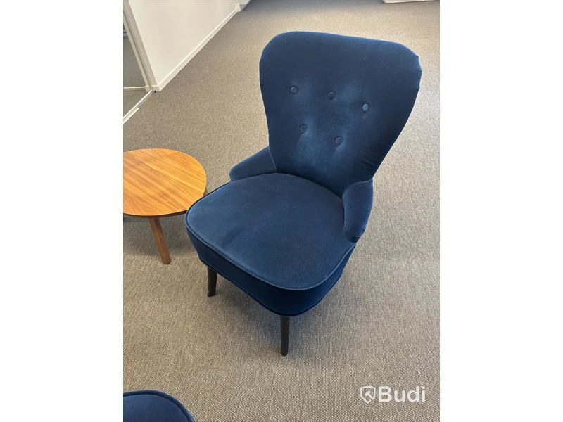 2 st. Fåtöljer samt 2 st. Små bord