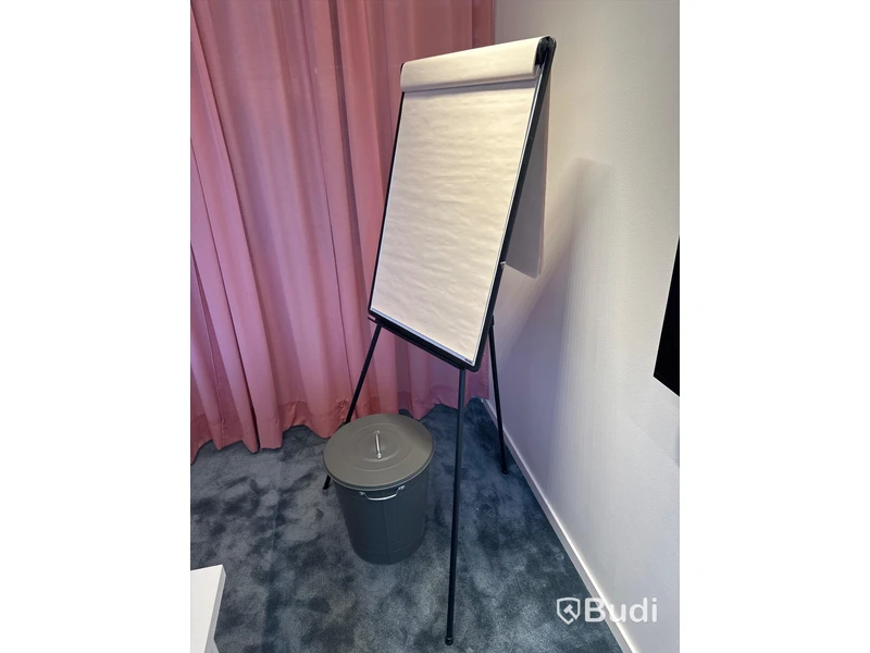 Whiteboard på stativ samt soptunna