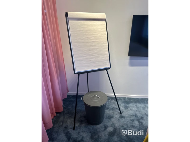 Whiteboard på stativ samt soptunna