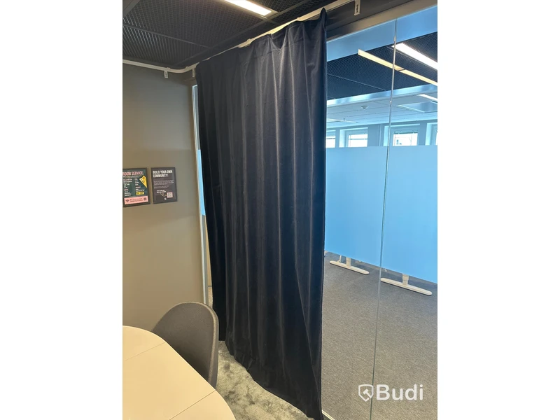 Konferensbord, 5 st. stolar, whiteboard, 3 st. gardiner samt rullbord