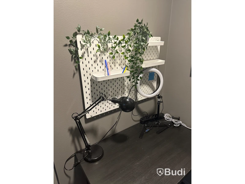 Skrivbord, kontorsstol, bordslampa, ringlight, tavla samt förvaringstavla