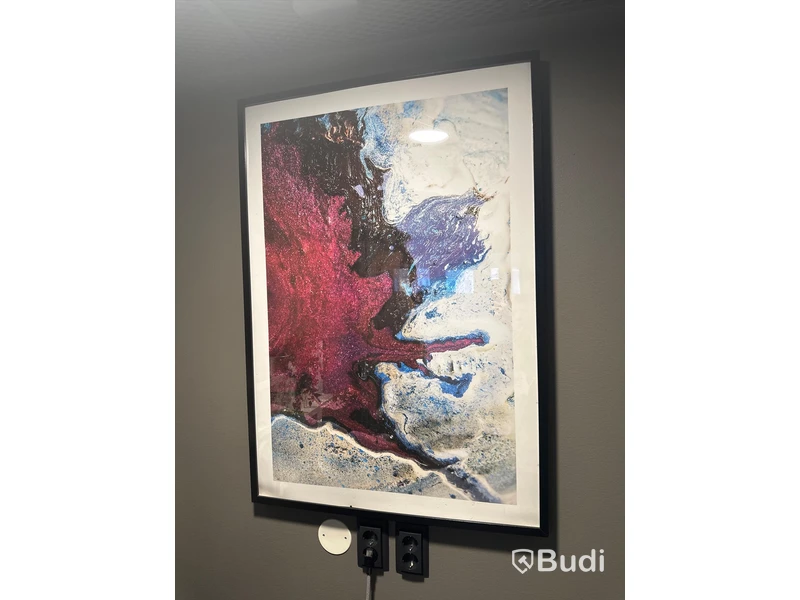 Skrivbord, kontorsstol, bordslampa, ringlight, tavla samt förvaringstavla