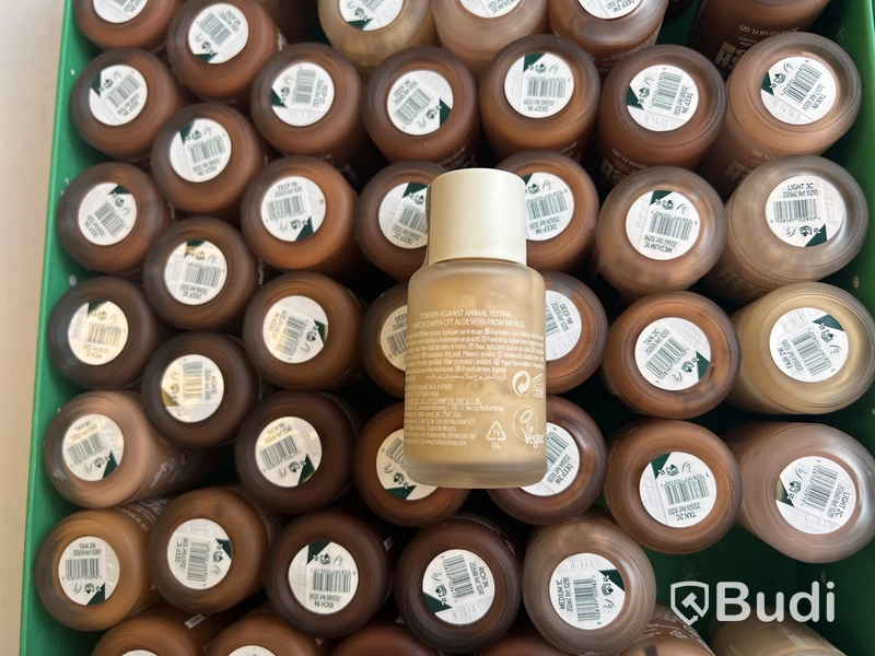 Parti med Fresh Nude Foundation 30 ml, olika nyanser, The Body Shop