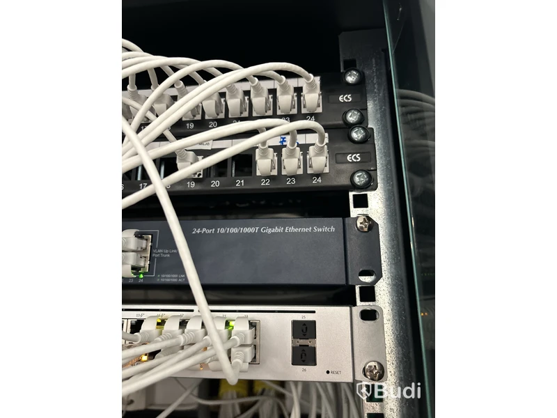 Serverskåp med innehåll