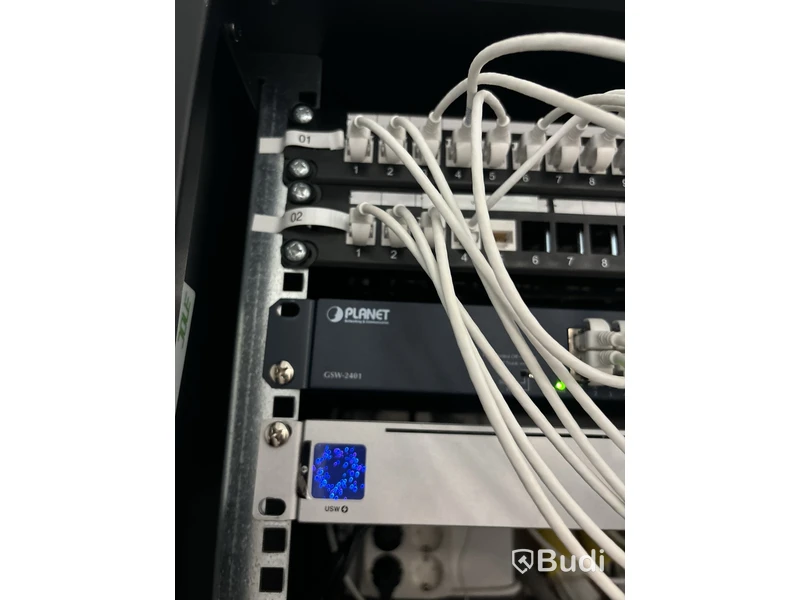 Serverskåp med innehåll