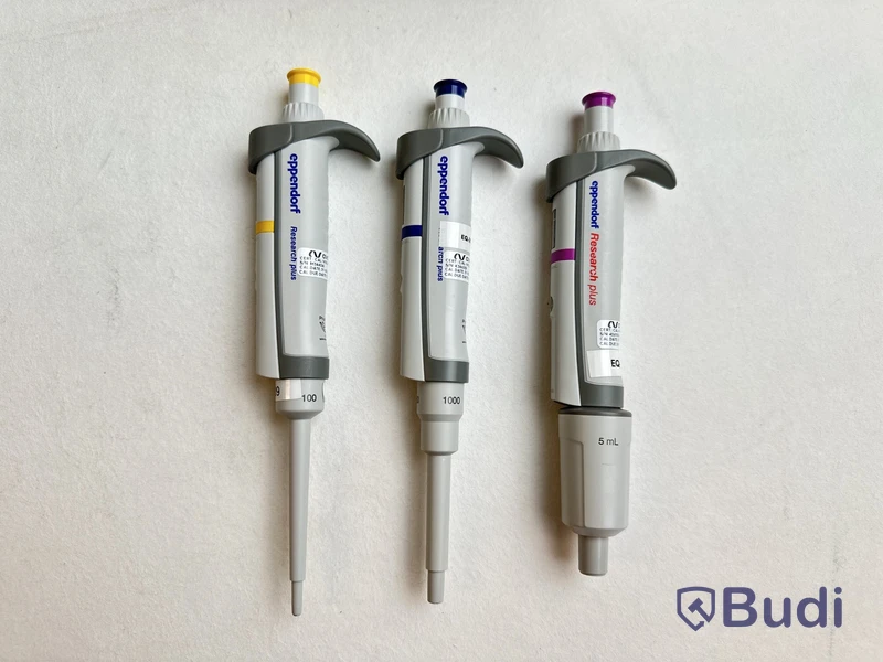 Pipetthållare Eppendorf och 3 st. Pipetter Eppendorf Research Plus