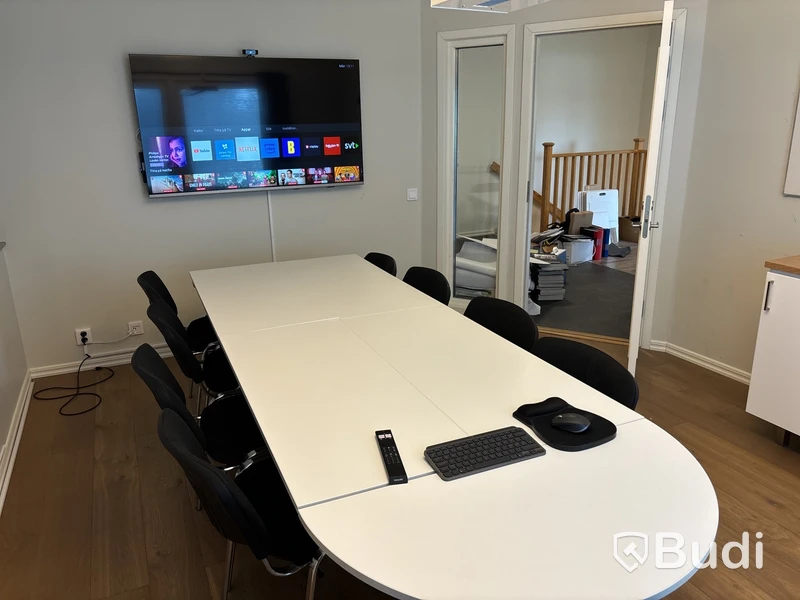 Konferensmöbel & 65-tums vägg-tv