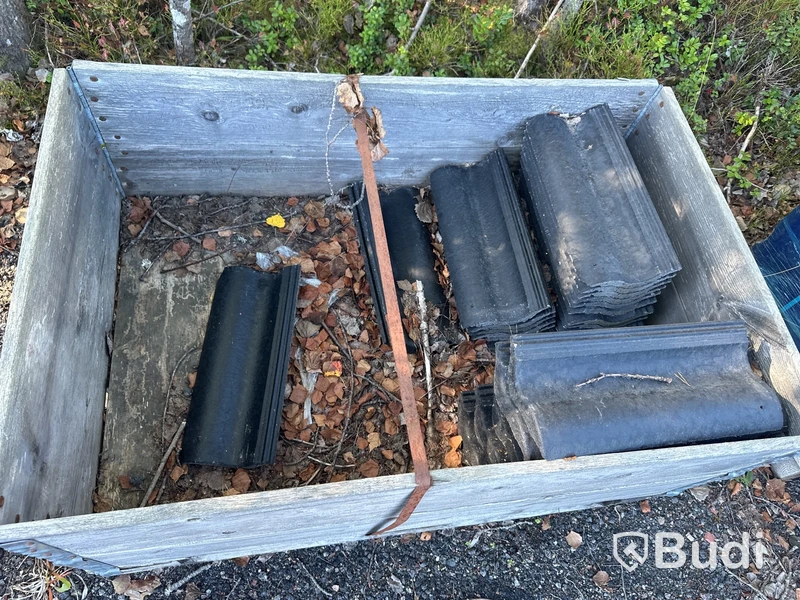 Stort parti med tegelpannor.