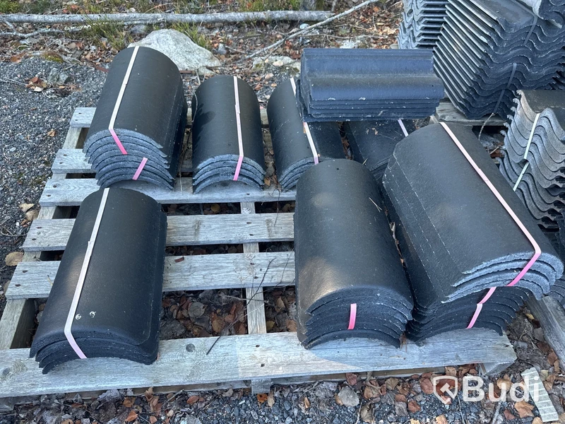 Stort parti med tegelpannor.