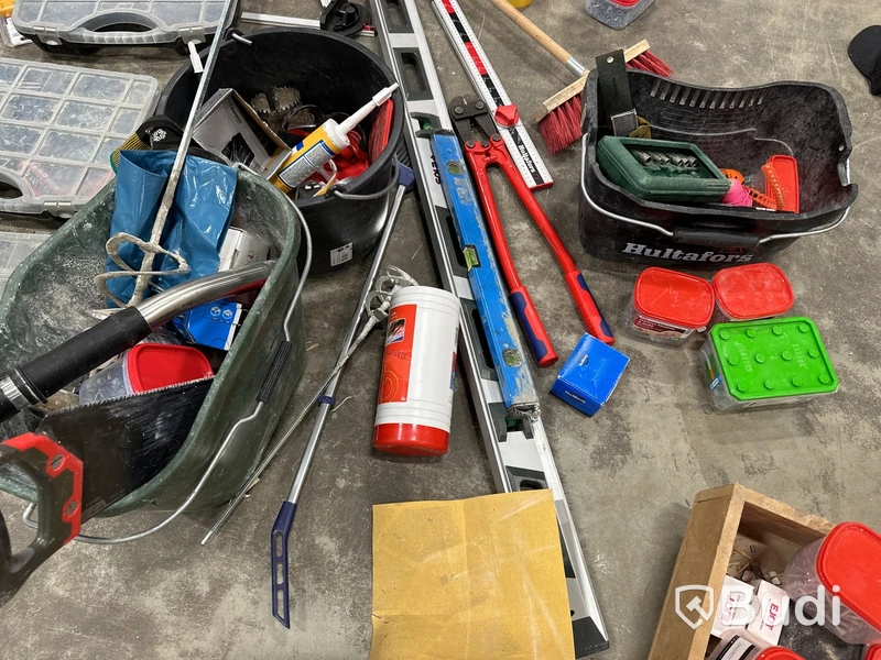 Parti med handverktyg & byggnadsmaterial m.m.