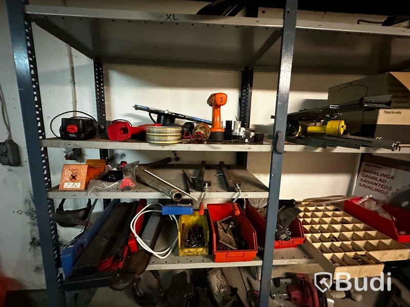 Maskiner, plåtskåp, hyllor, värmepump, riktsats m.m.
