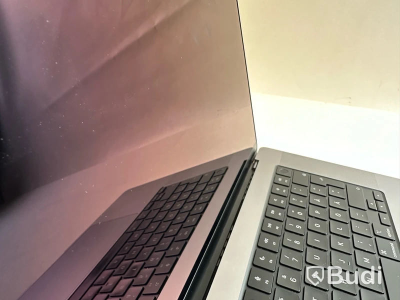 Dator Apple MacBook Pro 16 tum (2021). OBS! Repor på skärmen.
