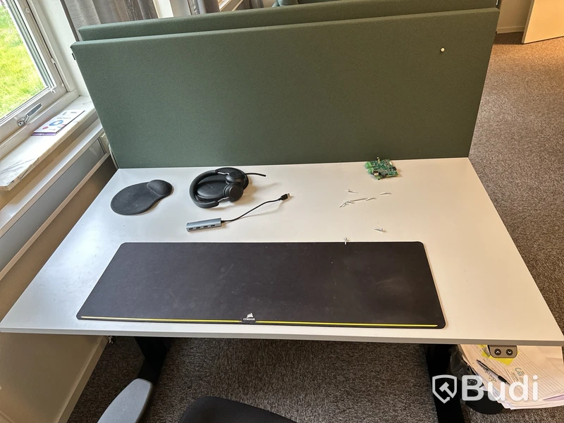 Skrivbord höj- och sänkbart, kontorsstol och väggskärm