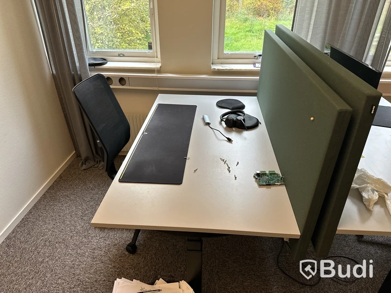 Skrivbord höj- och sänkbart, kontorsstol och väggskärm