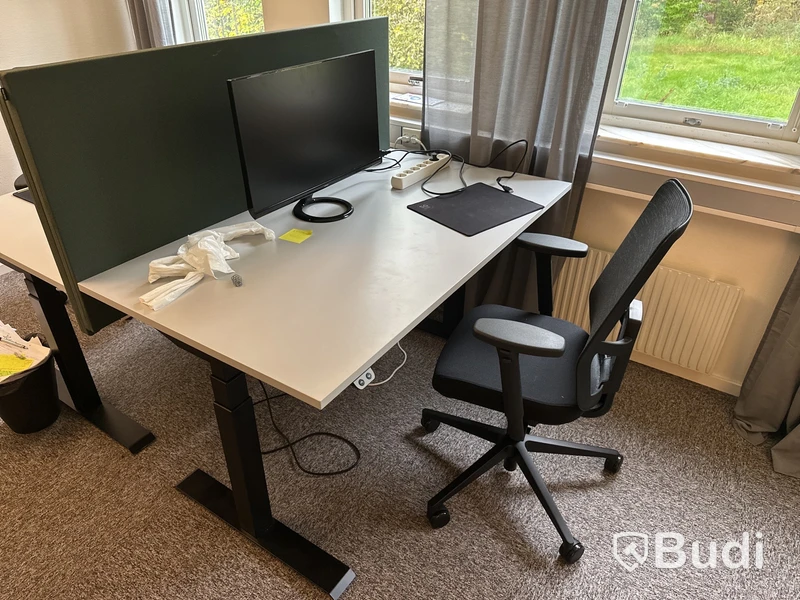 Skrivbord höj- och sänkbart, kontorsstol och väggskärm
