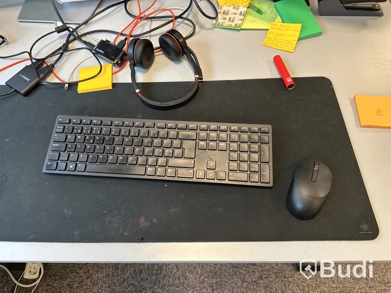2 st. Skärmar 24 tum, datormus och tangentbord