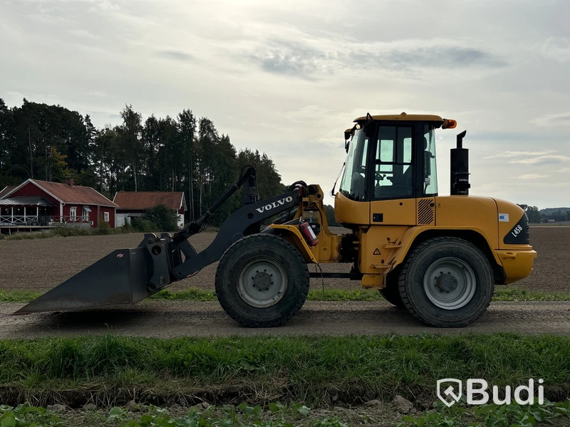 Hjullastare Volvo L45B | 6348h | 2008 | Planerskopa | Gafflar