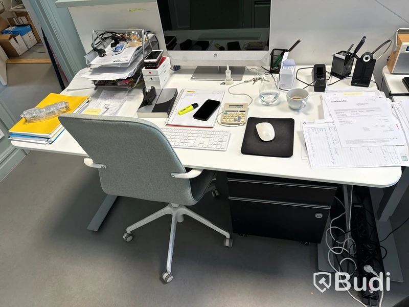 Höj- och sänkbart skrivbord med kontorsstol och hurts